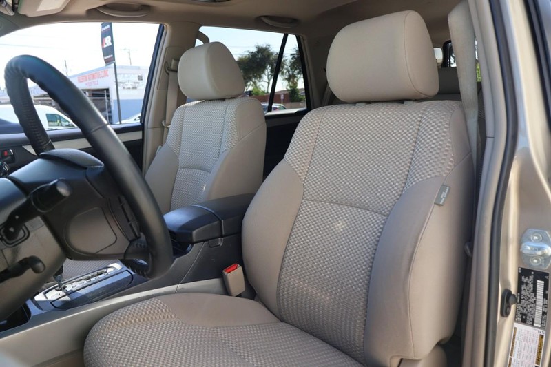 Toyota 4Runner Vehicle Full-screen Gallery Image 18