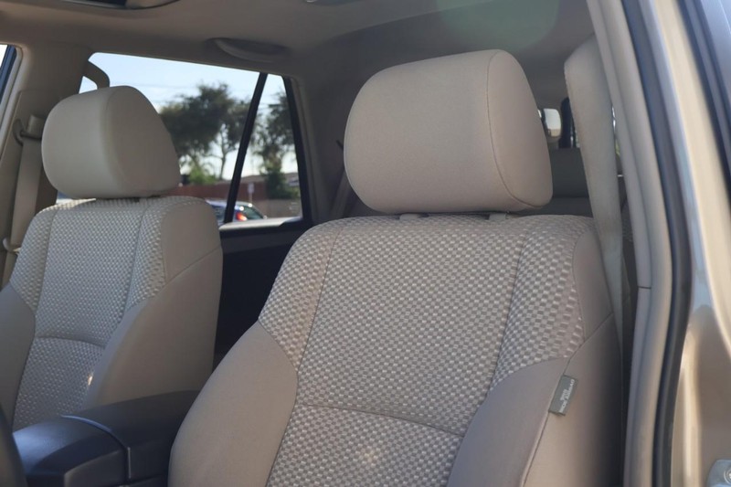 Toyota 4Runner Vehicle Full-screen Gallery Image 19