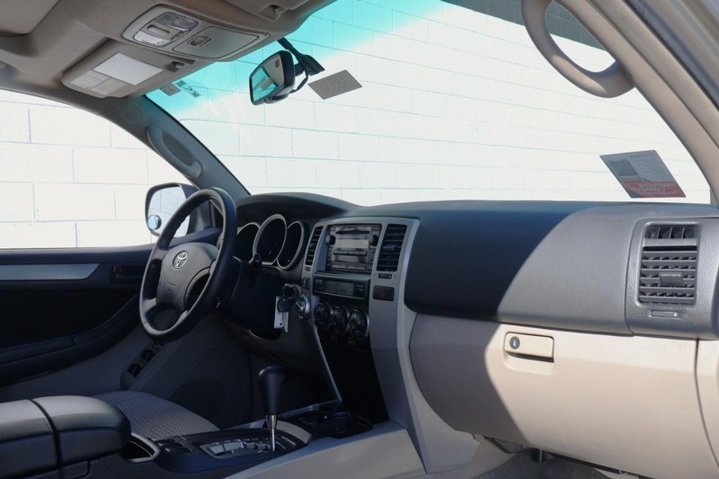 Toyota 4Runner Vehicle Full-screen Gallery Image 20