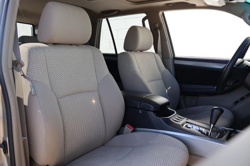 Toyota 4Runner Vehicle Full-screen Gallery Image 21