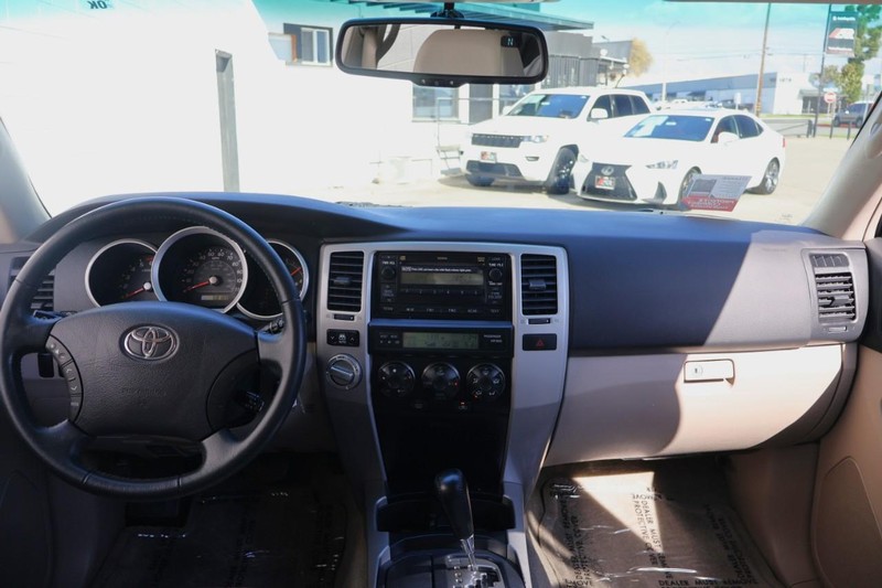 Toyota 4Runner Vehicle Full-screen Gallery Image 24