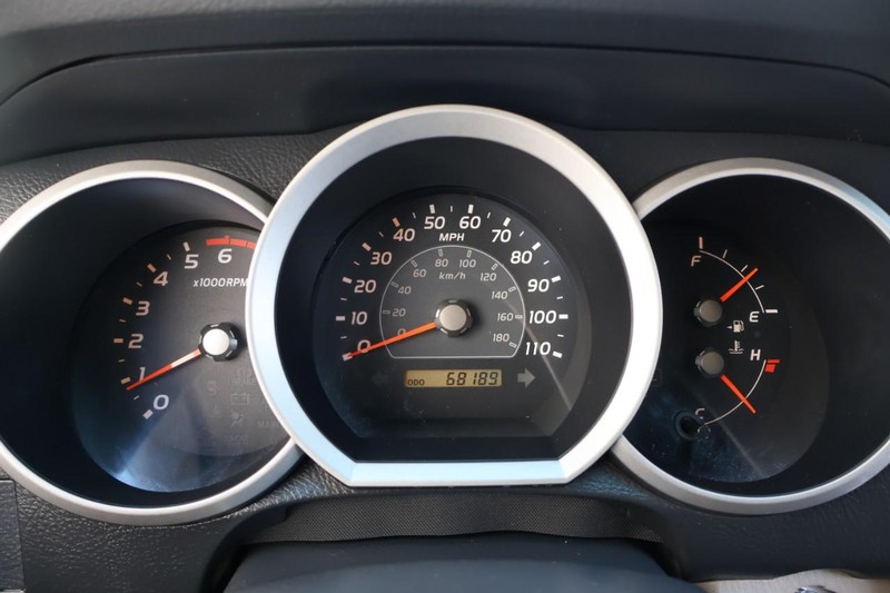 Toyota 4Runner Vehicle Full-screen Gallery Image 25