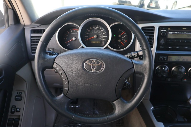 Toyota 4Runner Vehicle Full-screen Gallery Image 26