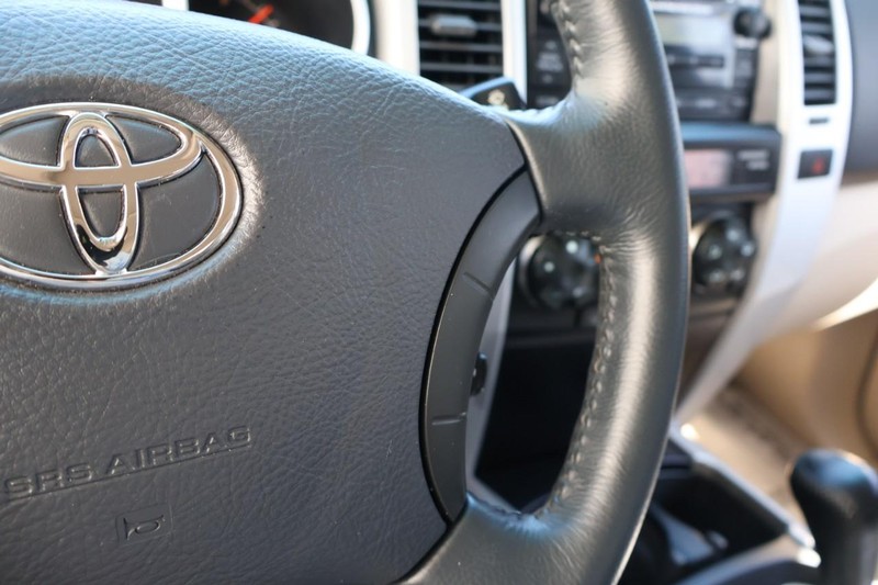 Toyota 4Runner Vehicle Full-screen Gallery Image 28