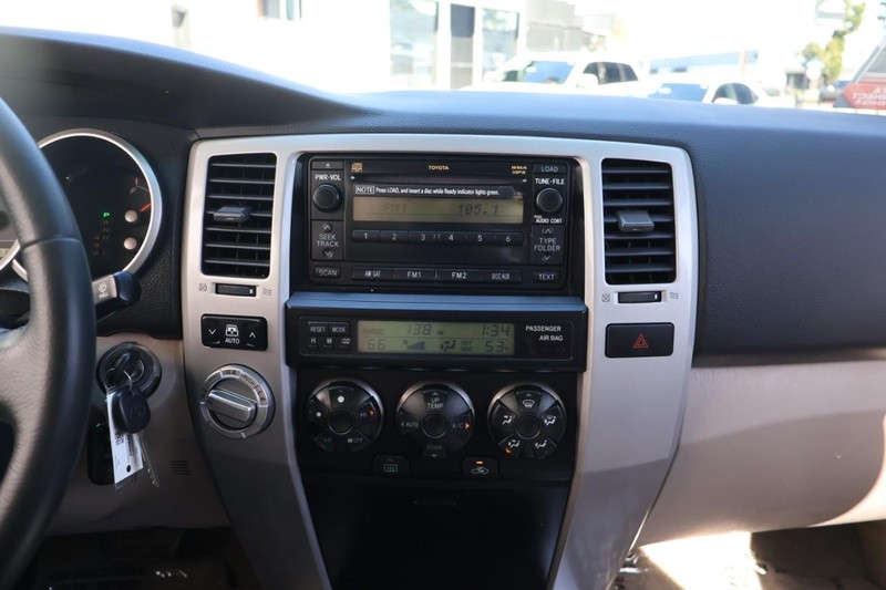 Toyota 4Runner Vehicle Full-screen Gallery Image 29