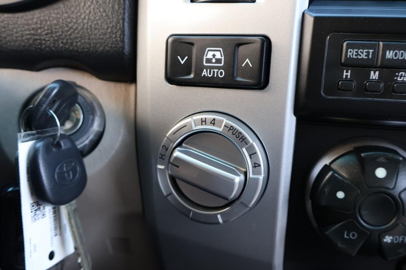 Toyota 4Runner Vehicle Full-screen Gallery Image 31