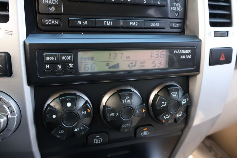 Toyota 4Runner Vehicle Full-screen Gallery Image 32