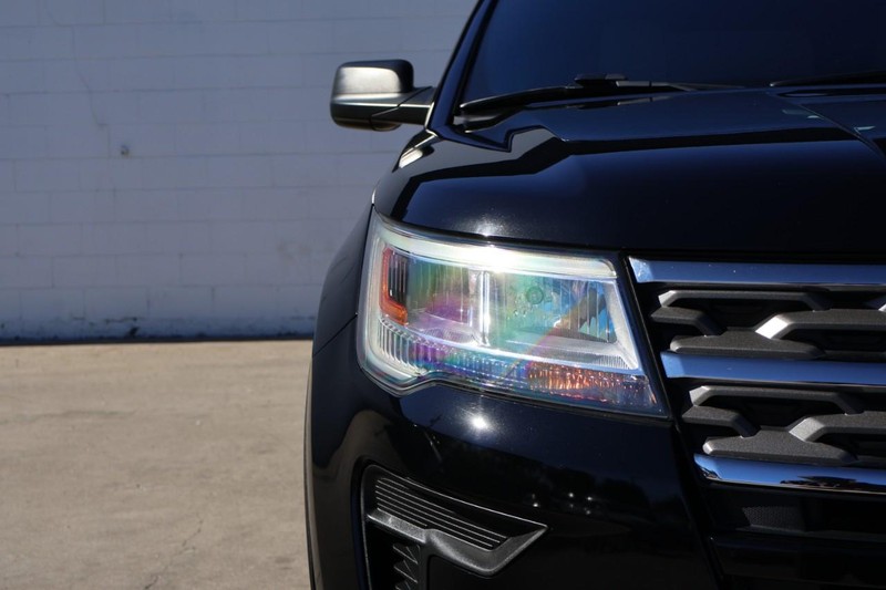 Ford Explorer Vehicle Full-screen Gallery Image 03