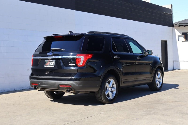 Ford Explorer Vehicle Full-screen Gallery Image 05