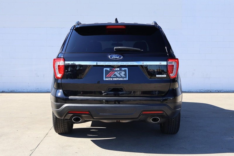 Ford Explorer Vehicle Full-screen Gallery Image 06