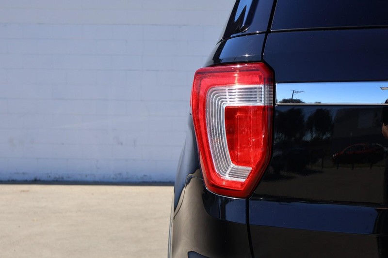 Ford Explorer Vehicle Full-screen Gallery Image 07