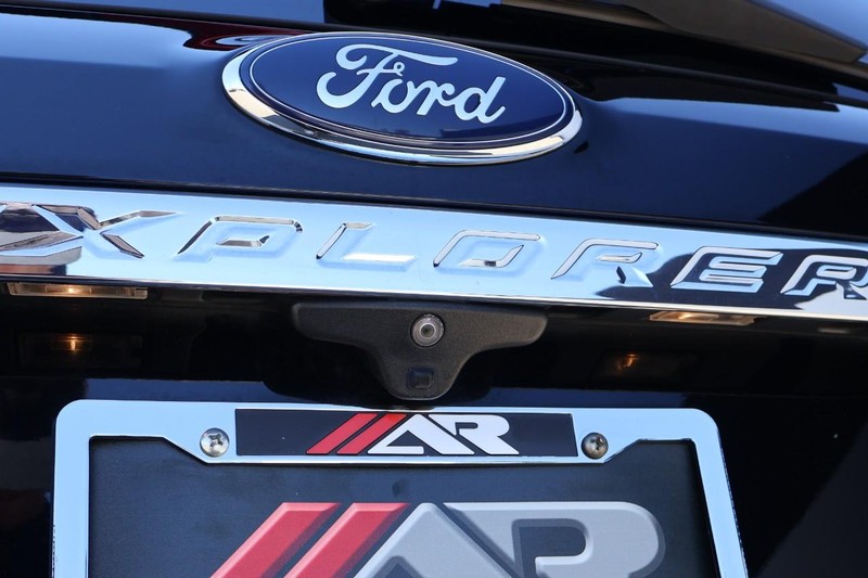 Ford Explorer Vehicle Full-screen Gallery Image 08