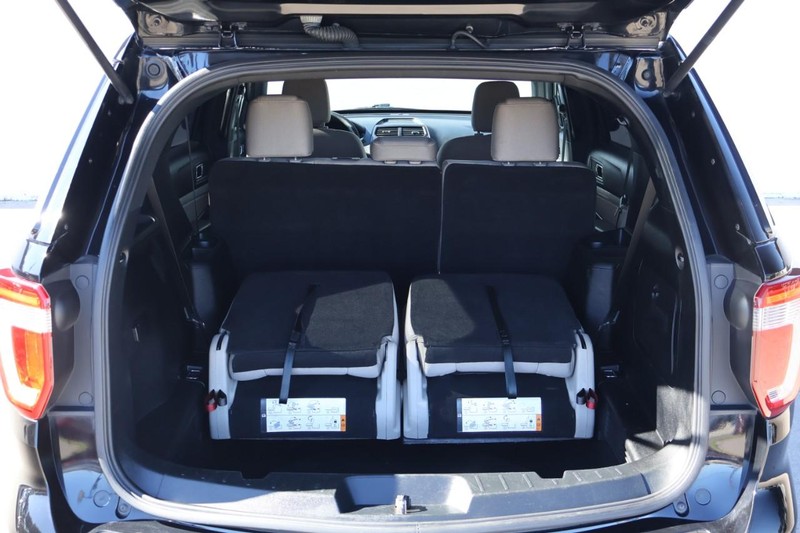 Ford Explorer Vehicle Full-screen Gallery Image 09