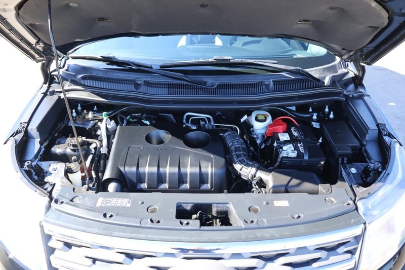 Ford Explorer Vehicle Full-screen Gallery Image 13