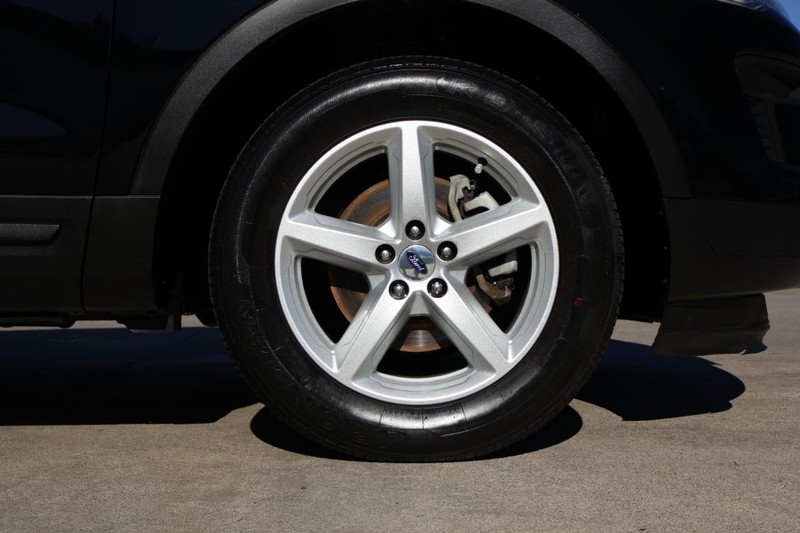 Ford Explorer Vehicle Full-screen Gallery Image 14