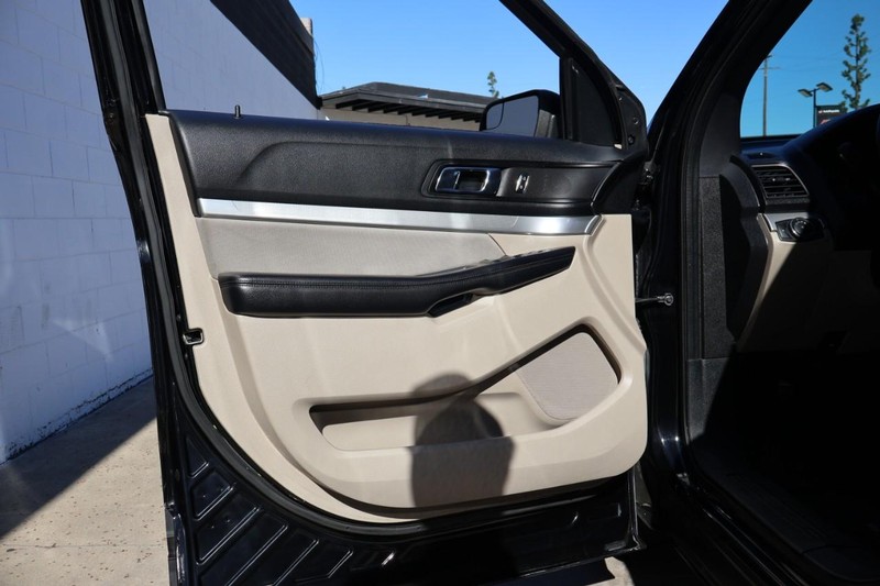 Ford Explorer Vehicle Full-screen Gallery Image 15