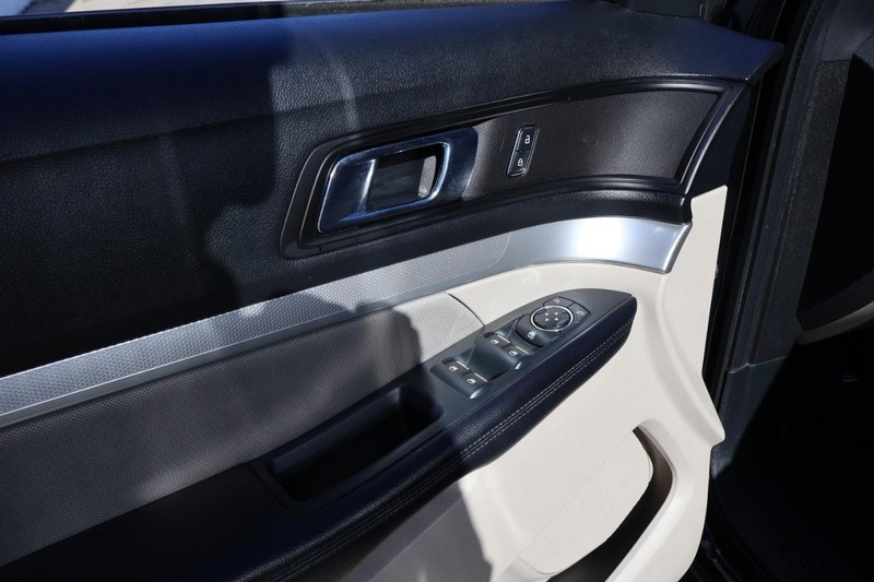 Ford Explorer Vehicle Full-screen Gallery Image 16