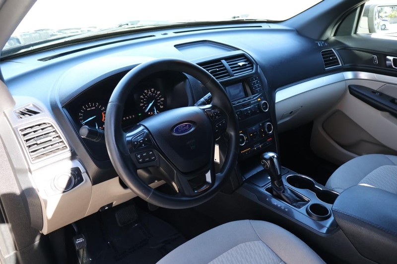 Ford Explorer Vehicle Full-screen Gallery Image 17