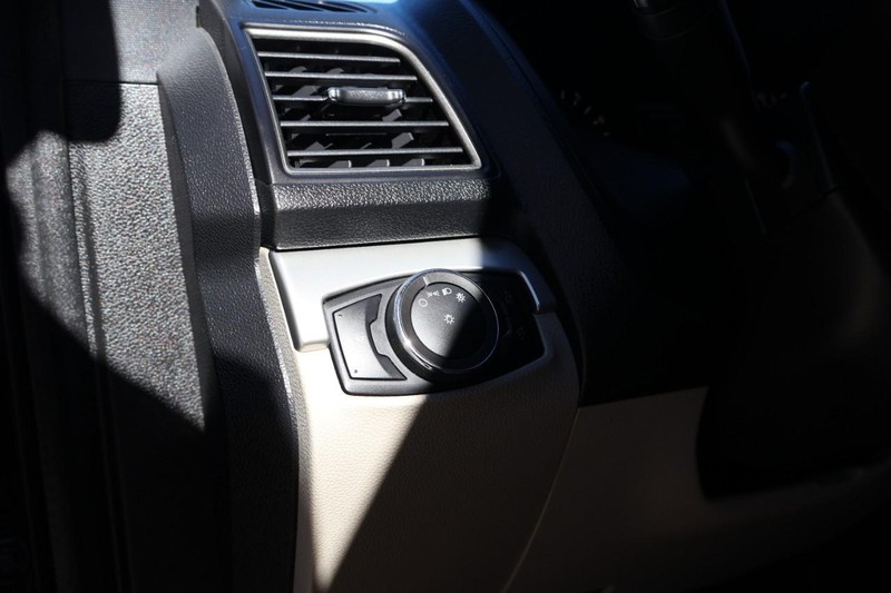 Ford Explorer Vehicle Full-screen Gallery Image 18