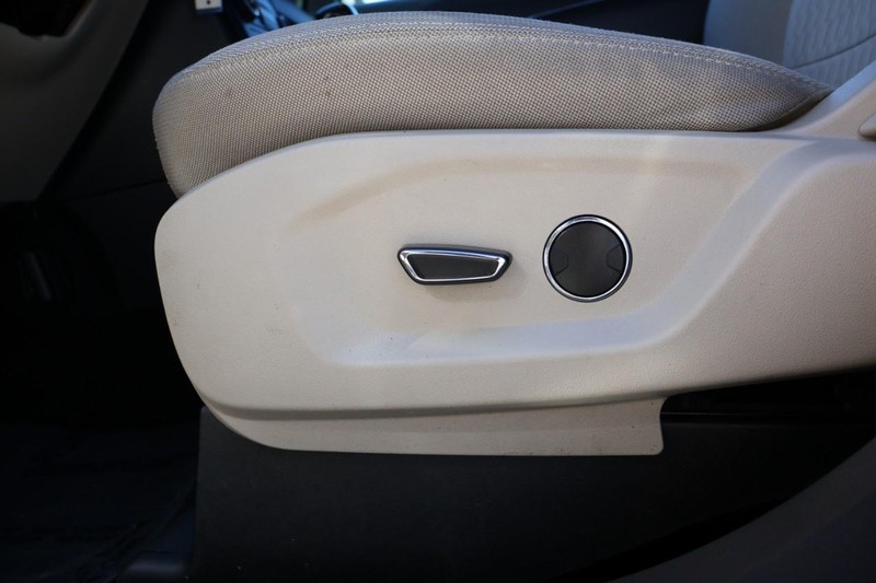 Ford Explorer Vehicle Full-screen Gallery Image 19