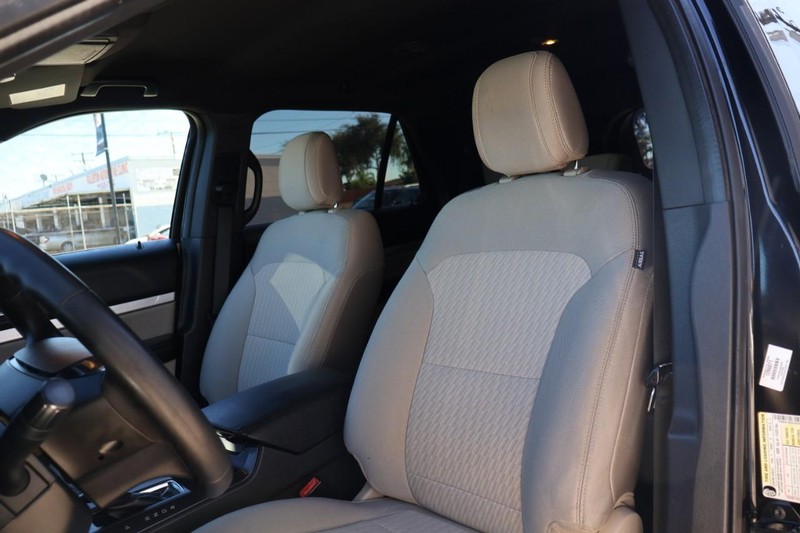 Ford Explorer Vehicle Full-screen Gallery Image 20