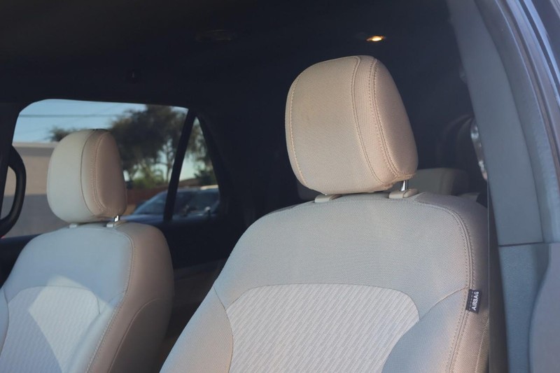 Ford Explorer Vehicle Full-screen Gallery Image 21