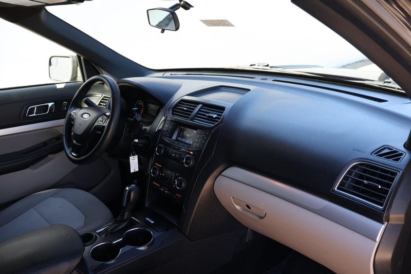 Ford Explorer Vehicle Full-screen Gallery Image 22