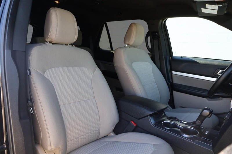 Ford Explorer Vehicle Full-screen Gallery Image 23