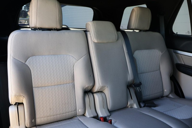 Ford Explorer Vehicle Full-screen Gallery Image 24