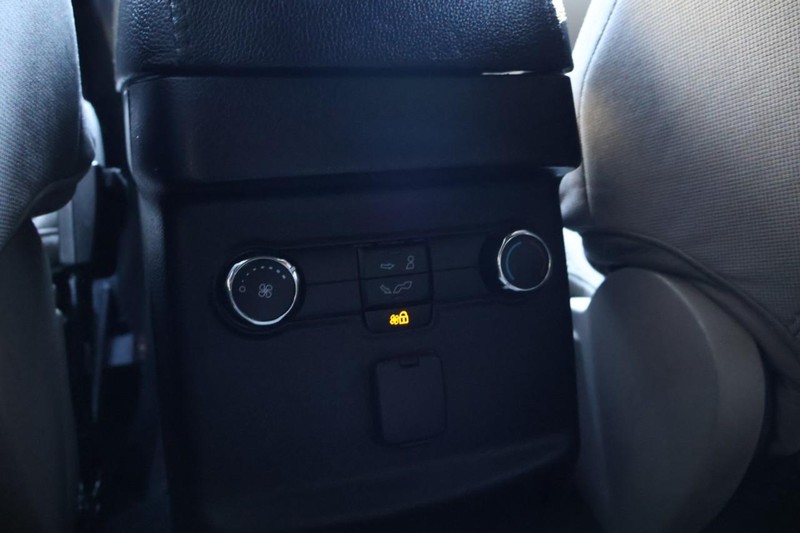 Ford Explorer Vehicle Full-screen Gallery Image 26