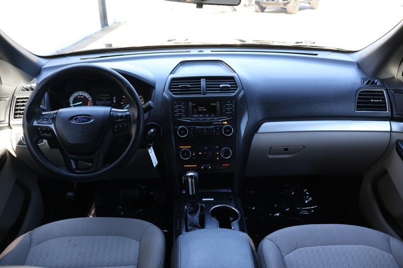 Ford Explorer Vehicle Full-screen Gallery Image 27