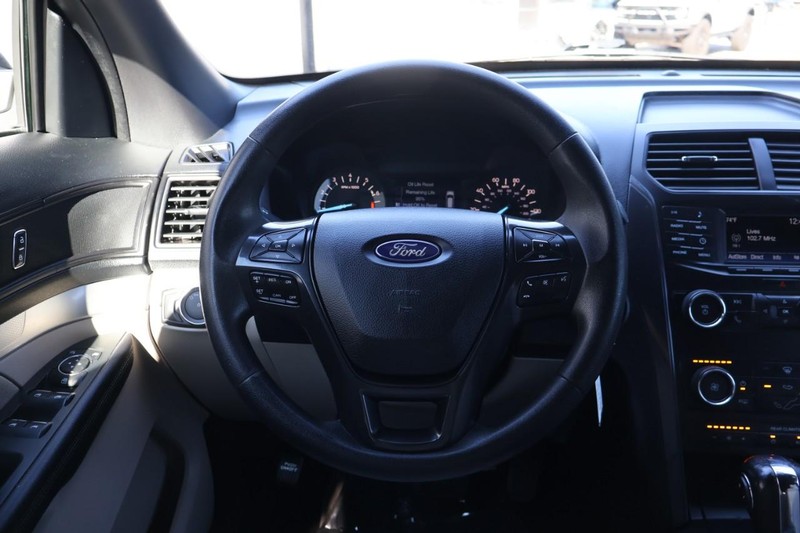 Ford Explorer Vehicle Full-screen Gallery Image 29