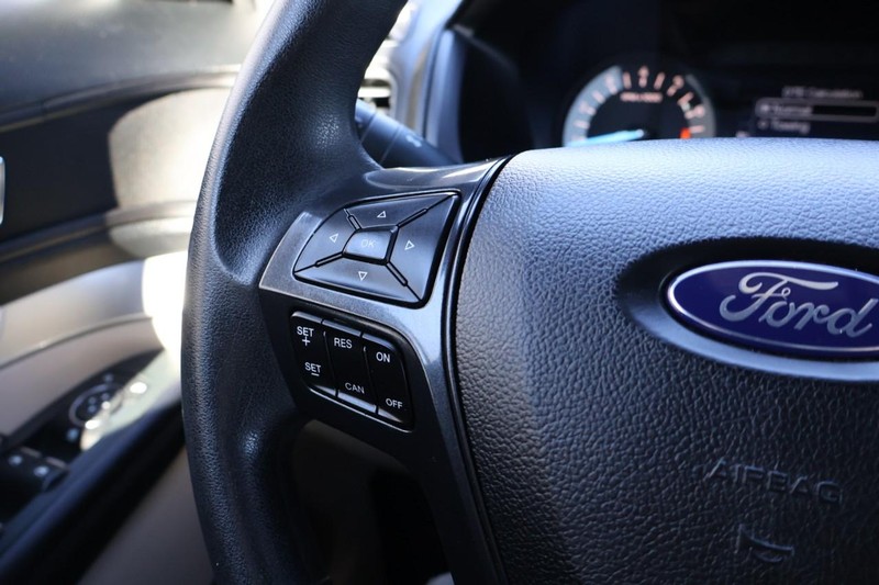 Ford Explorer Vehicle Full-screen Gallery Image 30