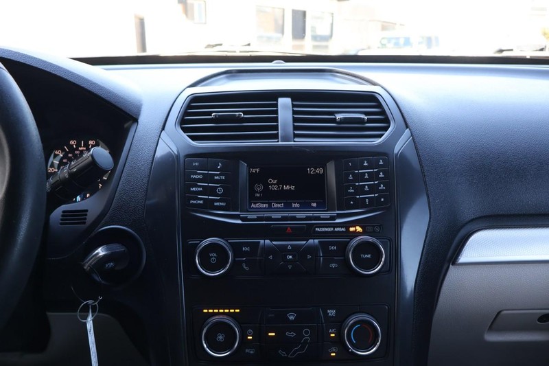 Ford Explorer Vehicle Full-screen Gallery Image 32