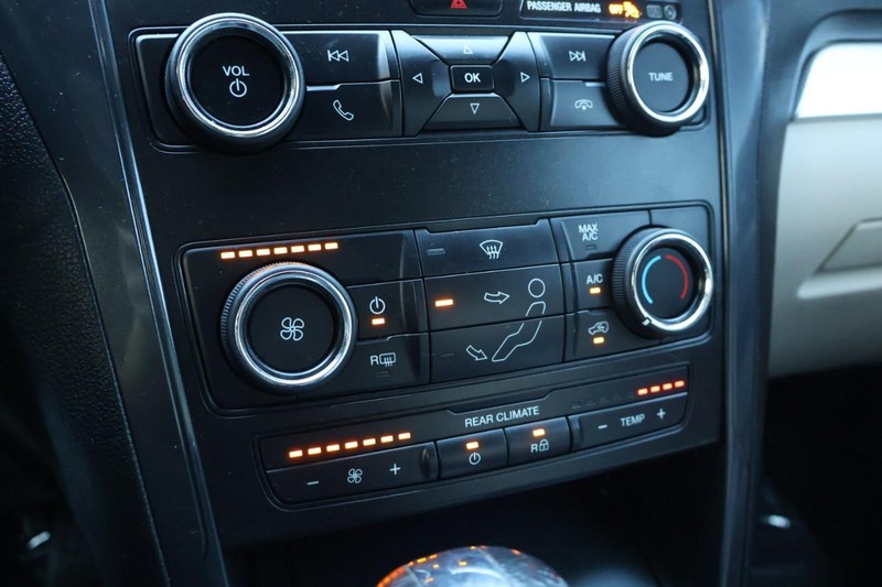 Ford Explorer Vehicle Full-screen Gallery Image 36