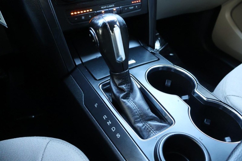 Ford Explorer Vehicle Full-screen Gallery Image 37