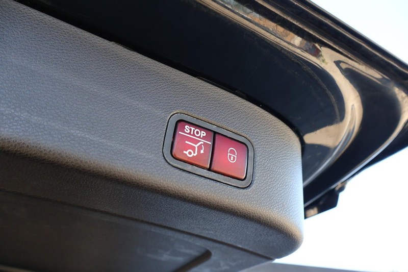 Mercedes-Benz GL-Class Vehicle Full-screen Gallery Image 10