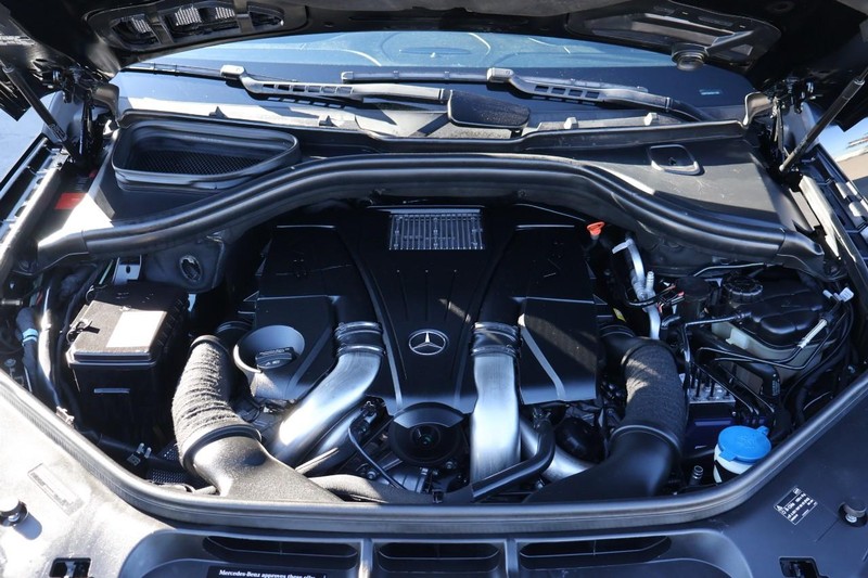 Mercedes-Benz GL-Class Vehicle Full-screen Gallery Image 16