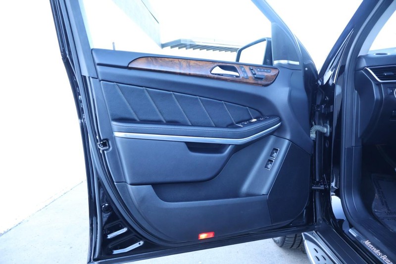 Mercedes-Benz GL-Class Vehicle Full-screen Gallery Image 18