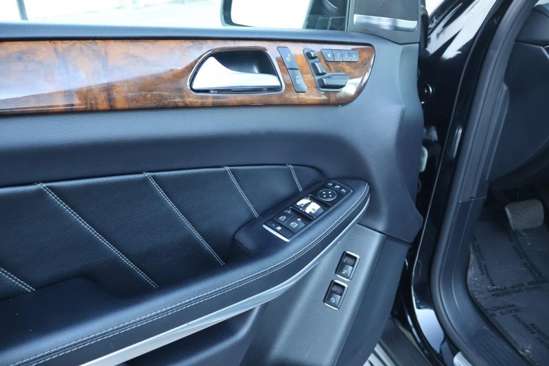 Mercedes-Benz GL-Class Vehicle Full-screen Gallery Image 19