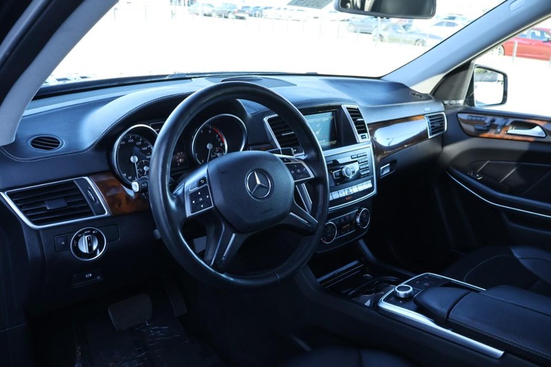 Mercedes-Benz GL-Class Vehicle Full-screen Gallery Image 20