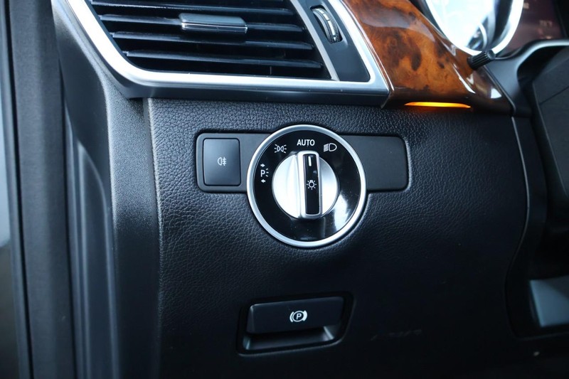 Mercedes-Benz GL-Class Vehicle Full-screen Gallery Image 21