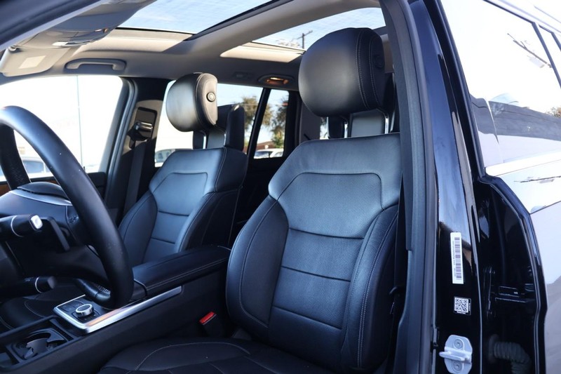 Mercedes-Benz GL-Class Vehicle Full-screen Gallery Image 22