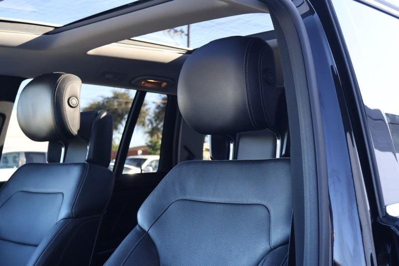 Mercedes-Benz GL-Class Vehicle Full-screen Gallery Image 23