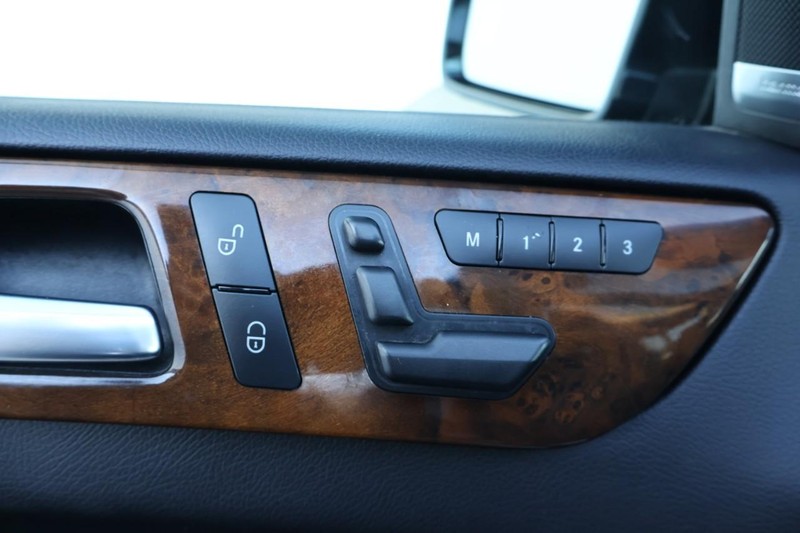 Mercedes-Benz GL-Class Vehicle Full-screen Gallery Image 24