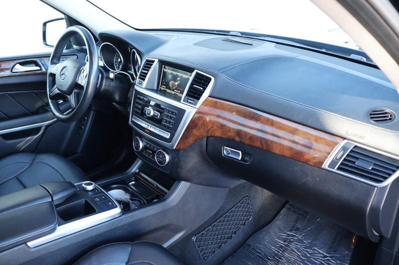 Mercedes-Benz GL-Class Vehicle Full-screen Gallery Image 25