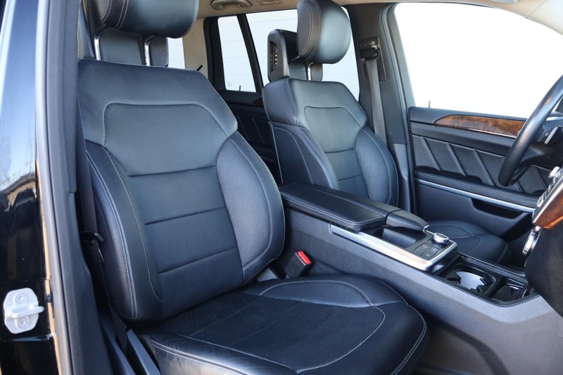 Mercedes-Benz GL-Class Vehicle Full-screen Gallery Image 26