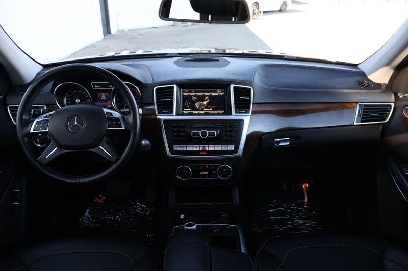 Mercedes-Benz GL-Class Vehicle Full-screen Gallery Image 32