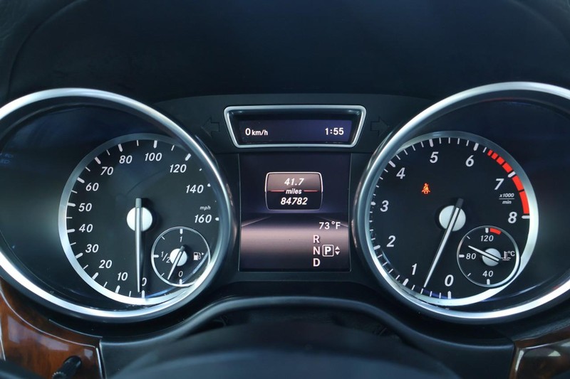 Mercedes-Benz GL-Class Vehicle Full-screen Gallery Image 33