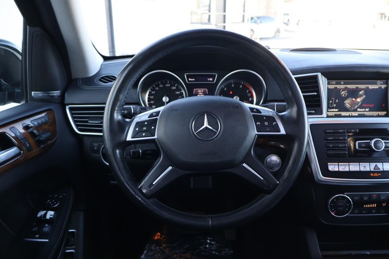 Mercedes-Benz GL-Class Vehicle Full-screen Gallery Image 34